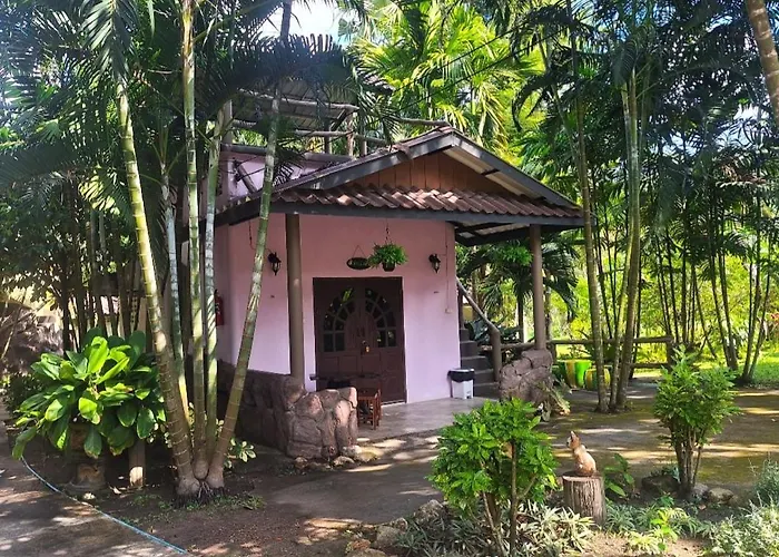 รีสอร์ท บ้านกาแล *